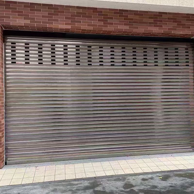 ¿Cómo pueden las puertas enrollables con sistema de alarma mejorar la seguridad y la eficiencia operativa?
