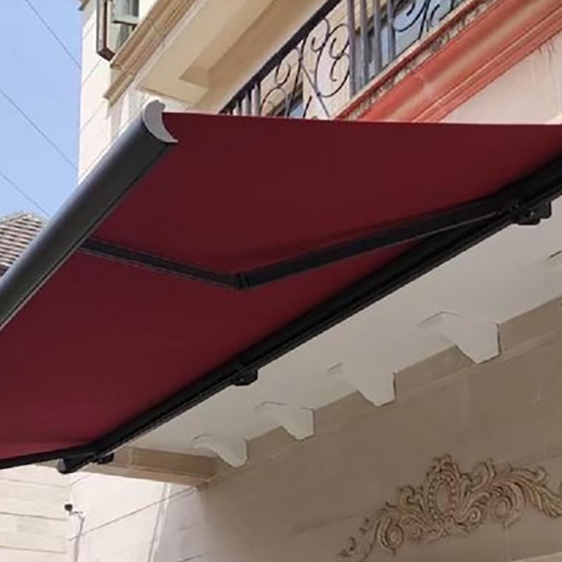 Persianas enrollables exteriores con riel guía de brazo articulado